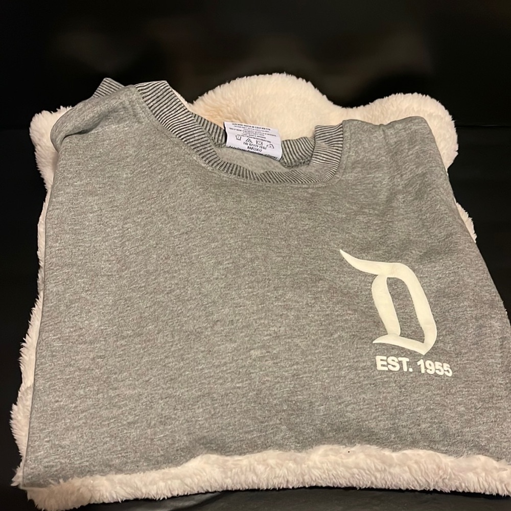 Rare! Hard to find Sherpa Disneyland spirit jersey